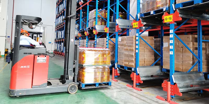 糧油食品行業(yè)穿梭車密集倉庫